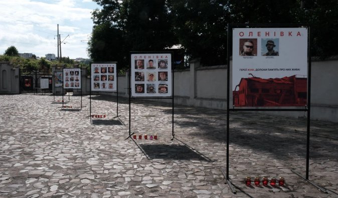 "Возле каждого из стендов": во Львове вандал разбил выставку, посвященную погибшим военным (фото)