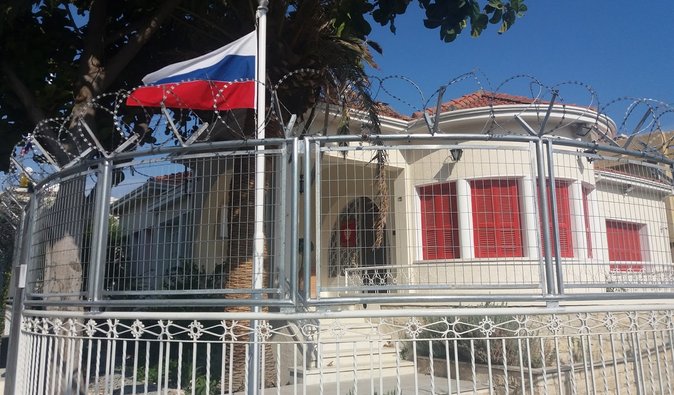 Готував втечу: російський дипломат, який помер на Кіпрі, був агентом ГРУ, — ЗМІ