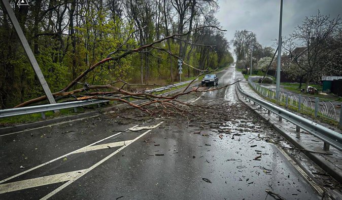 Последствия непогоды в Украине: двое погибших, более 1000 населенных пунктов без света (фото, видео)