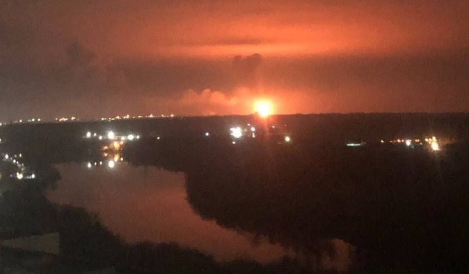 В Самарской области РФ прогремела серия взрывов и начался пожар: дроны атаковали крупный НПЗ "Роснефти" (видео)