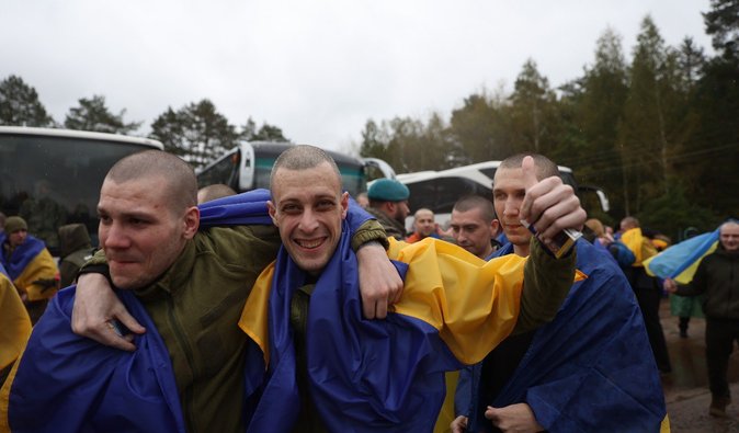 Захищали Маріуполь, "Азовсталь" і ЧАЕС: в Україну з російського полону повернулися 185 солдатів (фото)