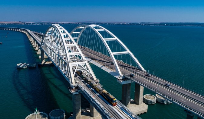 Готовятся к атакам: Крымский мост защищают ЗРПК "Панцирь", — СМИ (спутниковые снимки)