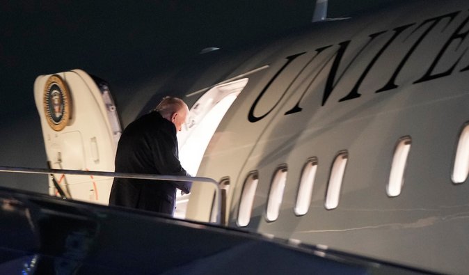 Самолет, на котором Трамп вылетел в Давос, экстренно вернули в США: что произошло