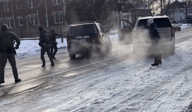 Офицер ICE застрелил женщину во время протестов в США: Трамп обвинил в инциденте леворадикалов