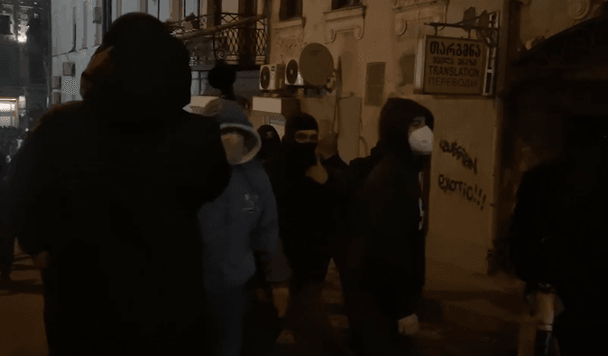 Первая кровь: в Грузии "титушки" избили журналистов и мирных протестующих (видео)