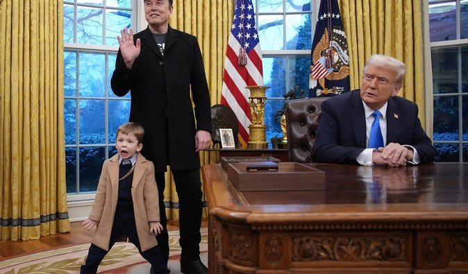 "Він може втратити більше": Трамп розгляне депортацію Маска зі США (відео)