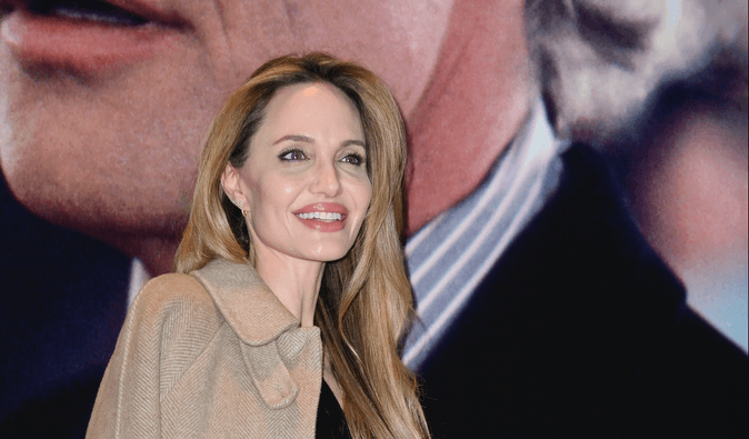 "Фото року": у мережі обговорюють знімок, де Анджеліна Джолі в антидроновому тунелі в Херсоні