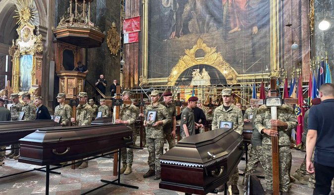 У Львові поховали 12 воїнів, які загинули під час падіння Іл-76 у Білгородській області (фото)