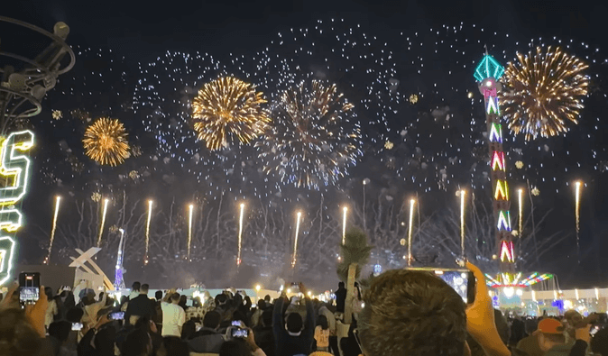 Одразу п'ять світових рекордів: в ОАЕ новорічний салют тривав понад годину (відео)
