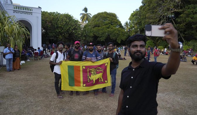 Президент Шри-Ланки бежал из страны, на его место назначили исполняющего обязанности