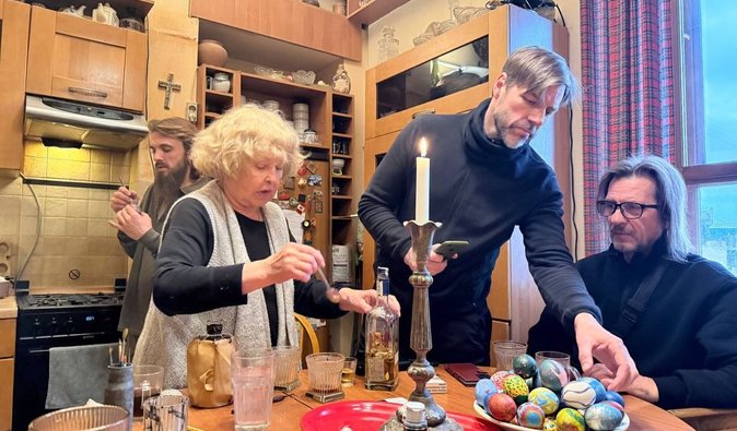 Ада Роговцева показала, як на кухні розписує писанки на Великдень (фото)