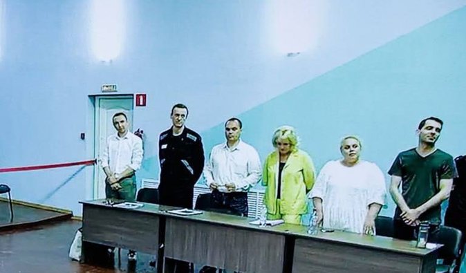 Отправят в колонию особого режима: Навальному вынесли приговор по делу об экстремизме