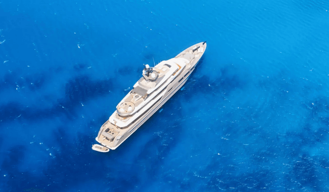 Бывший член экипажа рассказал, что на самом деле происходит на яхтах миллиардеров