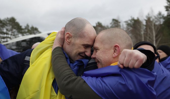 Две сотни военных уже направляются домой: между Украиной и РФ состоялся обмен пленными (фото)