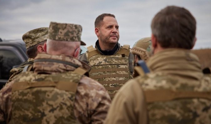 Єрмак таки побував у зоні бойових дій, однак подався на фронт не воювати (фото)