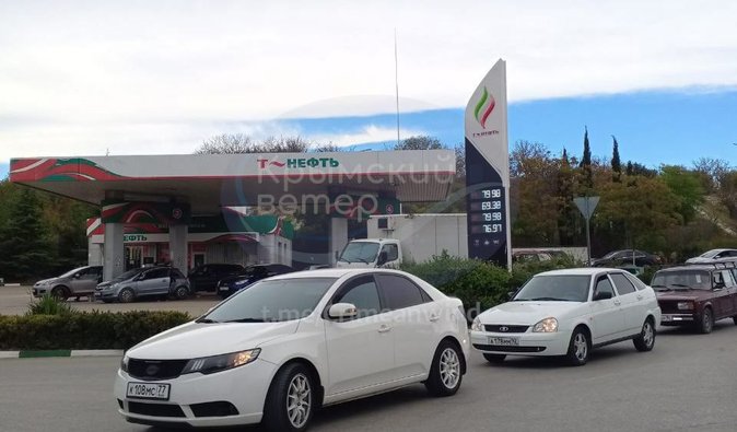 Дефицит топлива в Крыму: люди продают места в очереди на АЗС (видео)