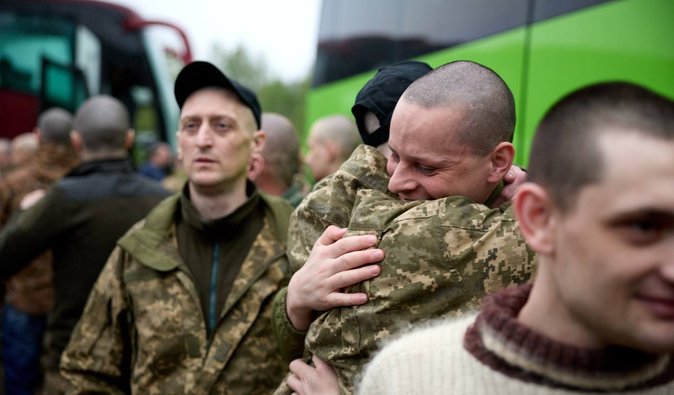 "Находились в неволе 4 года": в Украину вернулись 205 бойцов из плена РФ, — Зеленский (фото)