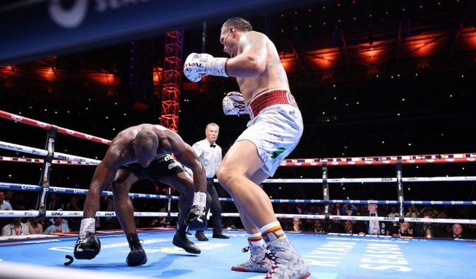 "Ефектно зупинив гіганта": Усика визнали автором найкращого нокауту у 2025 році