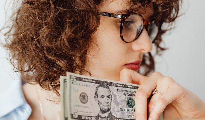 Скільки коштує долар і євро в обмінниках — курс валют 24 лютого