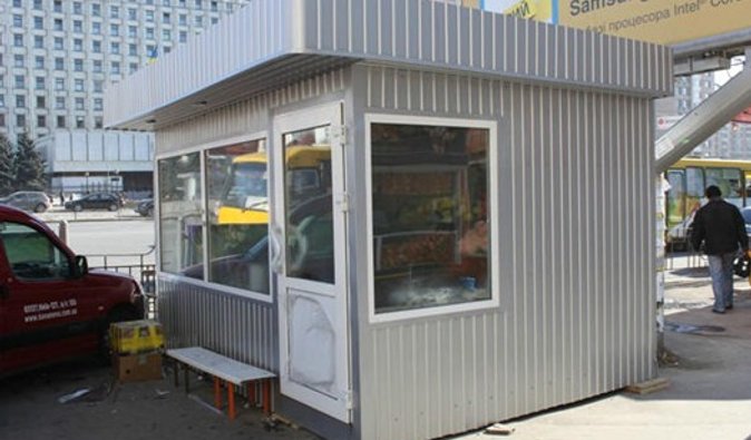 На столичной Оболони начался демонтаж киосков у метро 