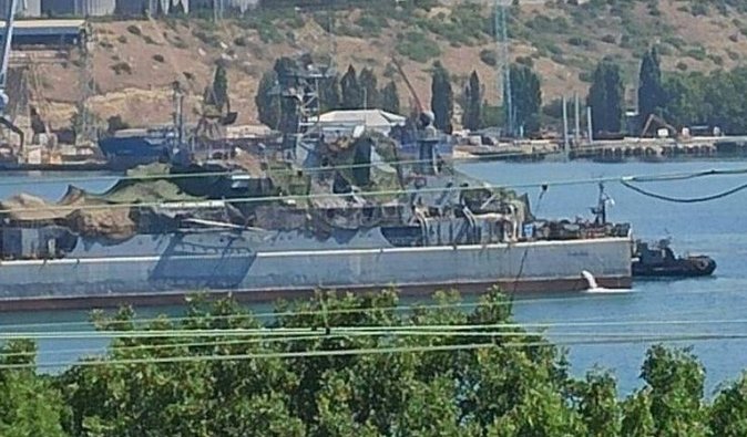 Прячут пробоины под сетками: агенты "АТЕШ" обнаружили подбитый российский корабль в Крыму (фото)