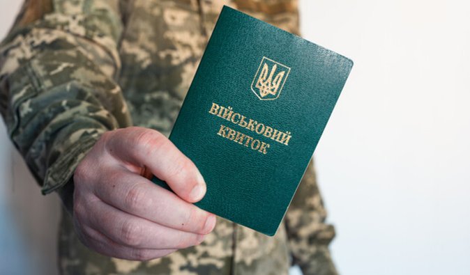 На Прикарпатті чоловік під час оповіщення напав з ножем на військових ТЦК: є поранені