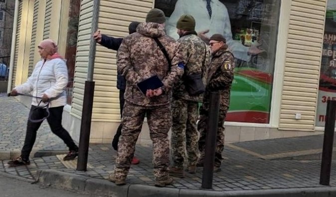 Достал нож и ударил им в живот: во Львове мужчина напал на военного ТЦК