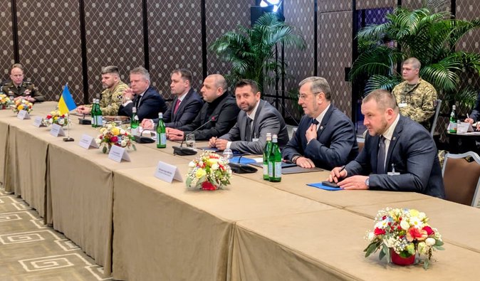 На фоне войны в Иране: переговоры между Украиной, РФ и США отложены на неопределенный срок, — СМИ