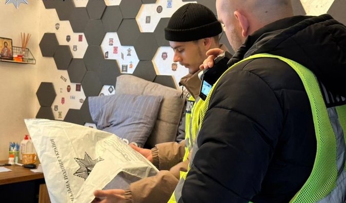 Різанина в школі Києва: потерпілі в реанімації, нападнику загрожує стаття за вбивство