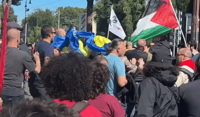Скандал в Риме: во время манифестации неизвестные напали на людей с украинскими флагами (видео)