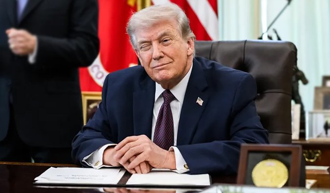 "Самый безопасный документ в мире": в США выпустят паспорта с изображением Трампа