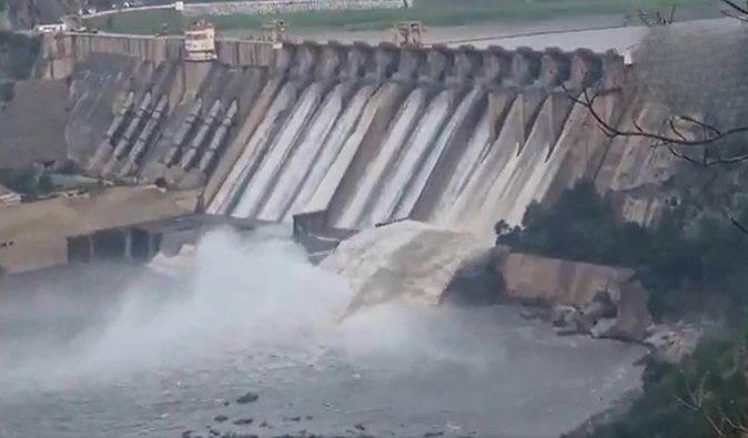 Течет 24 часа: Индия открыла шлюзы на плотине, по которой идет вода в Пакистан, — СМИ (видео)