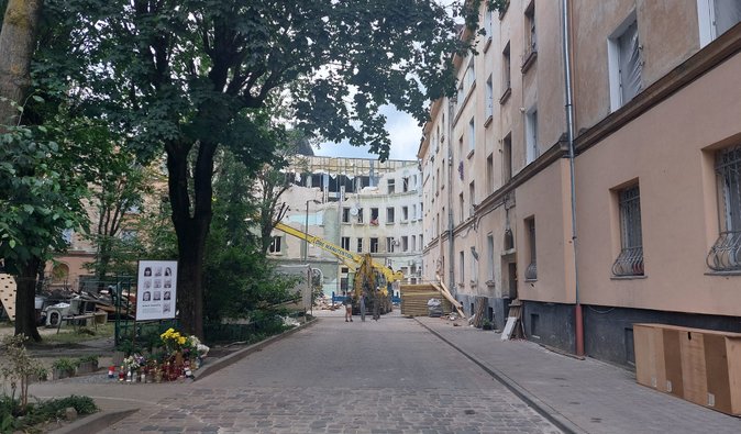 Обстрел Львова 6 июля: из-под завалов достали живого кота и отдали хозяйке (фото, видео)