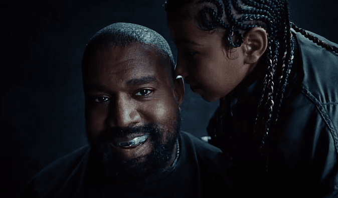 Канье Уэст снял в клипе свою дочь и впервые показал титановые зубы (видео)