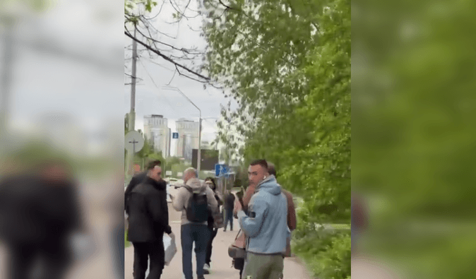 В Андрея Ермака бросили яйцом после суда: "покушение" попало на видео