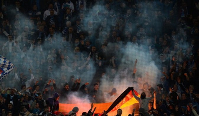 Фанаты Зенита сожгли флаг Германии на матче Лиги Чемпионов