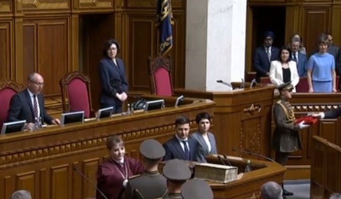 Нардеп рассказал, почему и как упало удостоверение Зеленского на инаугурации