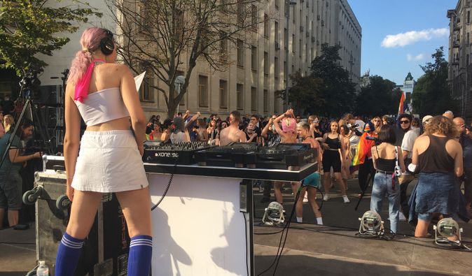 Рейв под ОП. Зачем молодежь вышла "танцевать за ЛГБТ" (фото, видео)