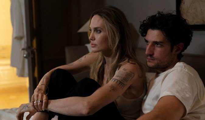 "Кутюр" з Анджеліною Джолі: розповідь про людей у тіні подіумів на Паризькому тижні моди