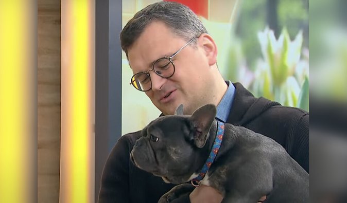 Экс-глава МИД Кулеба показал, как его собаки испугались удара РФ по Киеву (фото)