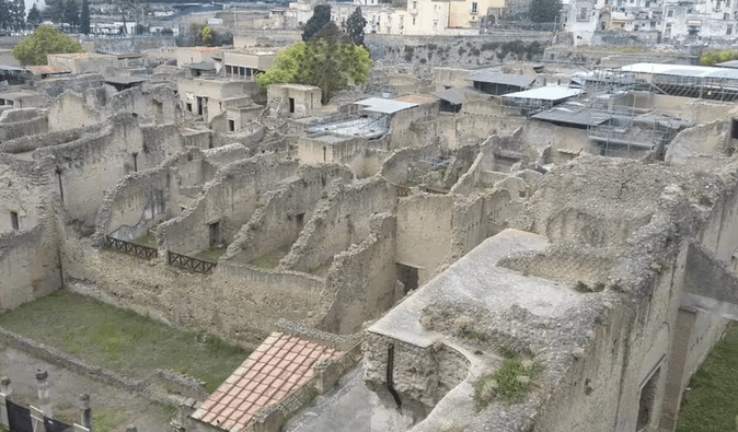 Пережил катастрофу: туристка посетила город, о котором все забыли (фото)