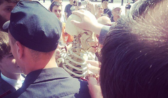 Митингующие принесли под Раду скелет