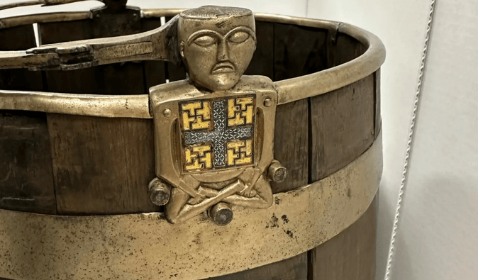 Ведро с Буддой в захоронении викингов: каким образом этот артефакт туда попал (фото)