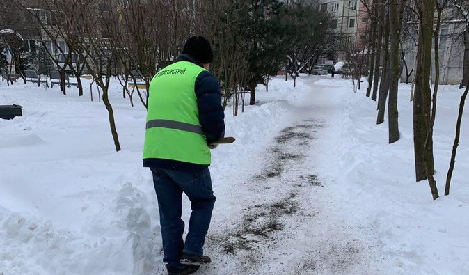 "Помогайте, а не бейте": в Ивано-Франковске коммунальщика избили битой, мэр отреагировал