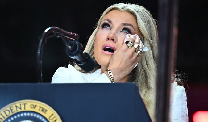 Дружина Чарлі Кірка намагалася зняти "прокляття", накладене відьмами з Etsy