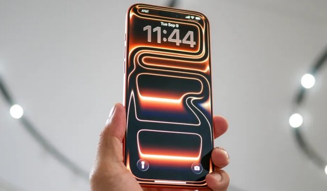 "Спрос просто невероятный": в Газе не хватает лекарств и еды, но туда везут iPhone 17, — СМИ