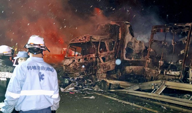 Масштабная ДТП в Японии: из-за гололеда на автобане столкнулись и загорелись 67 авто