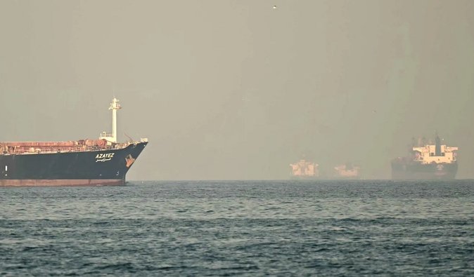 Іран готовий пропускати судна через Ормузьку протоку, але за однієї умови: чого вимагає Тегеран, — CNN