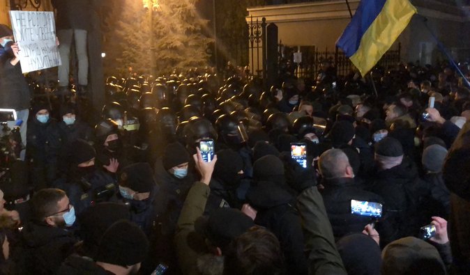 После стычек с копами под ОП участники Марша достоинства дали Зеленскому 10 дней на отставку Ермака