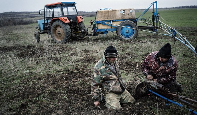 Снаряды, мины и трупы оккупантов: почему открытие рынка земли не дает результатов (видео)